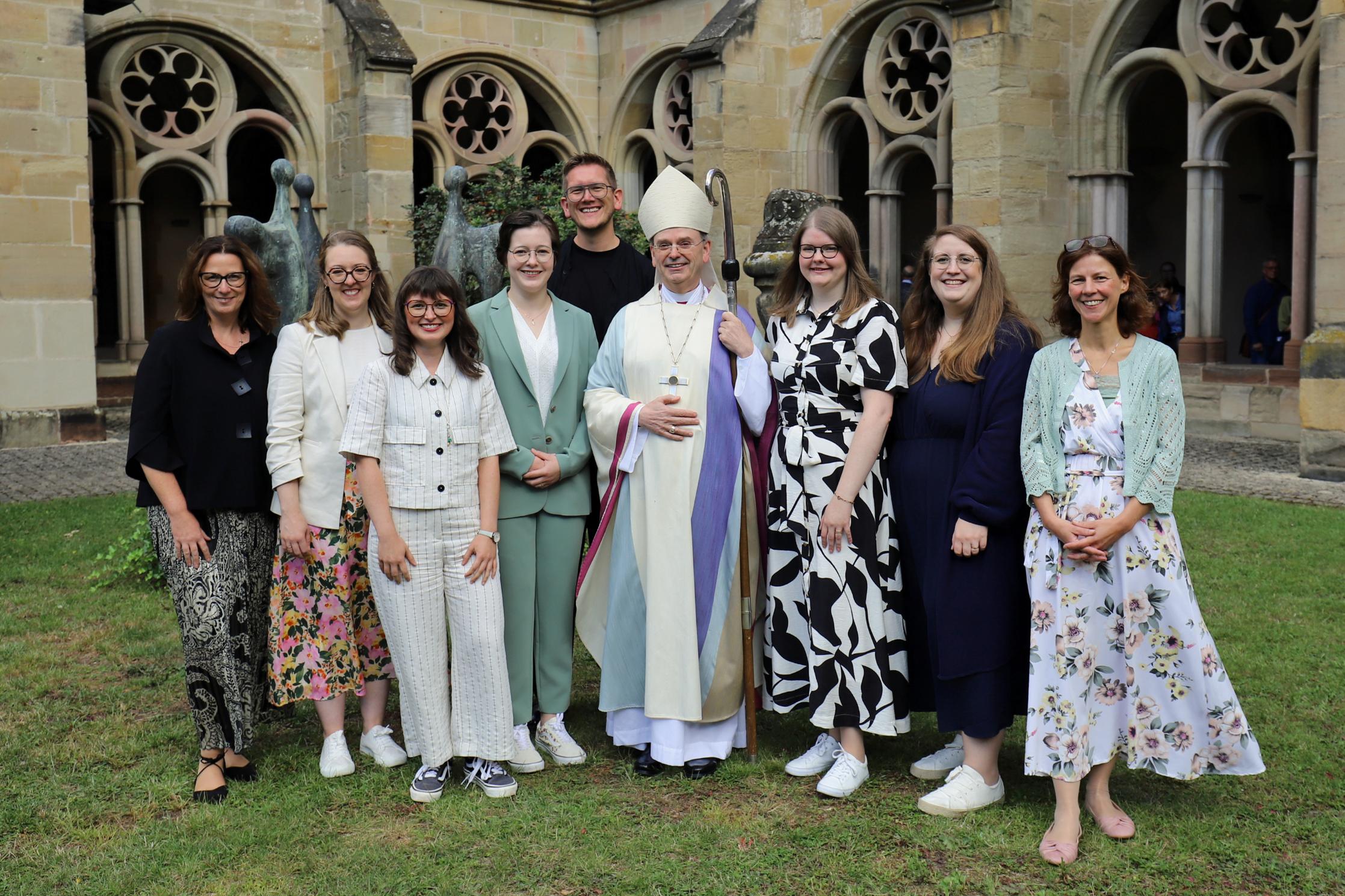 Die beauftragten Pastoral- und Gemeindereferentinnen 2025 mit Weihbischof Brahm und Ausbildungsleiter Matthias Beer.