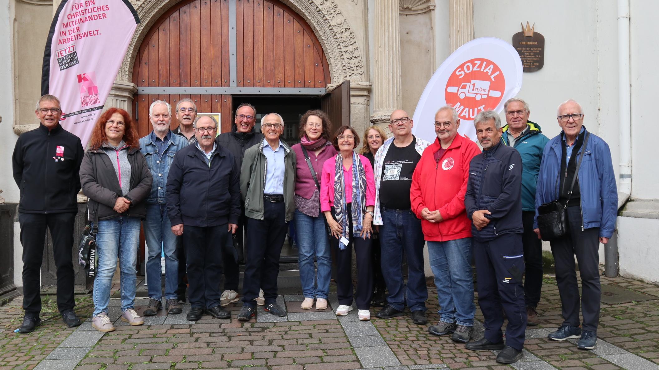 Mitglieder der KAB vor der Koblenzer Citykirche