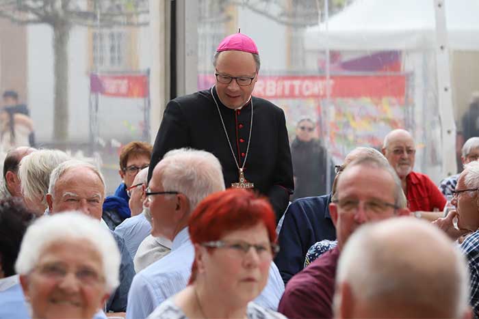 Bischof Ackermann an den Heilig-Rock-Tagen umgeben von Menschen