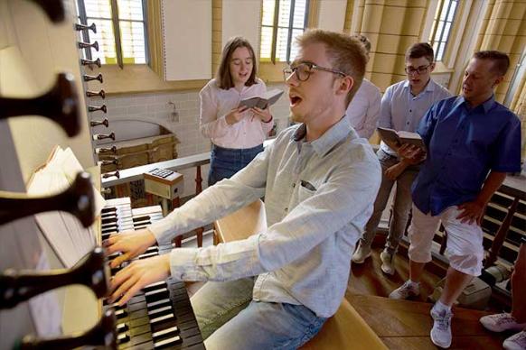 Organist und Sänger beim Proben