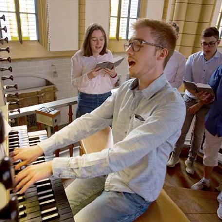 Organist und Sänger beim Proben