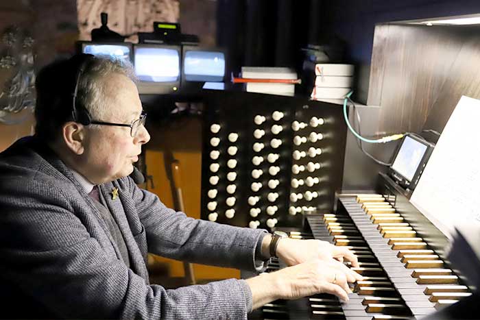 Organist spielt eine Orgel