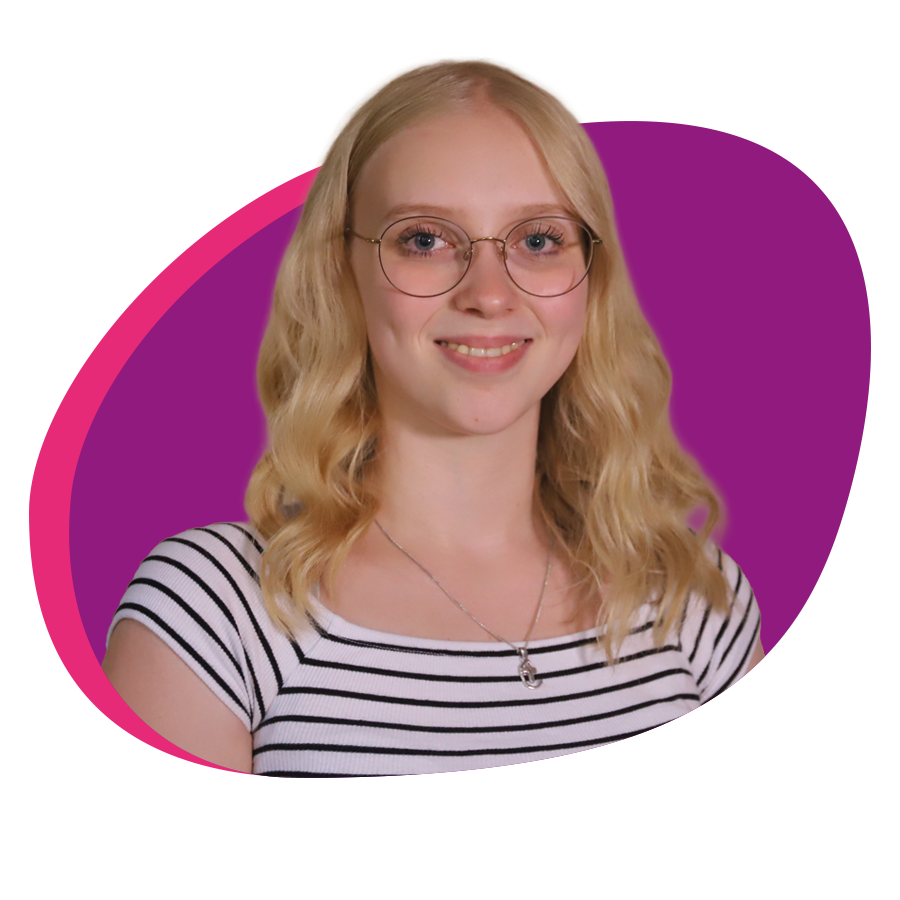 Junge Dame mit Brille und welligen, langen blonden Haaren lächelt in die Kamera.