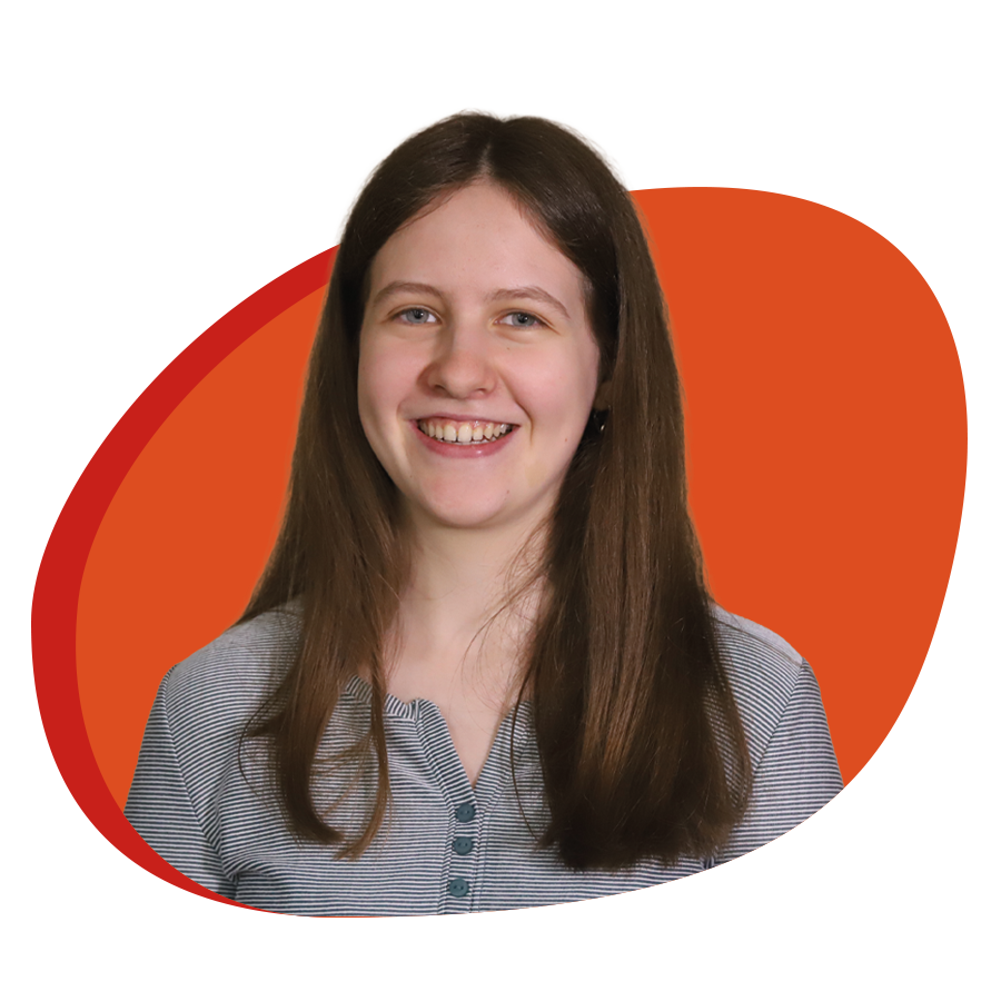 Junge Frau mit langen offenen Haaren lächelt freundlich in die Kamera.