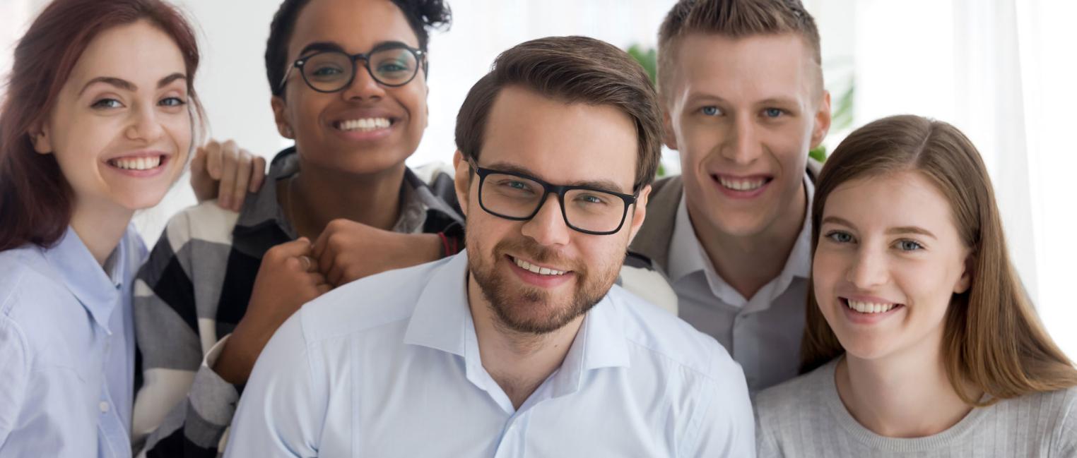 mehrere glückliche junge Menschen