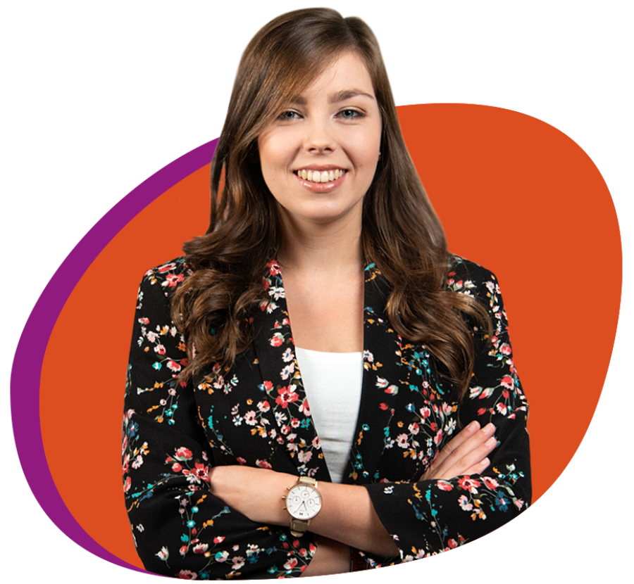 Junge Dame mit Blouson verschränkt freundlich die Arme vor der Brust und schaut lachend in die Kamera. (c) Bistum Trier/Agentur Propeller Junge Dame mit Blouson verschränkt freundlich die Arme vor der Brust und schaut lachend in die Kamera.