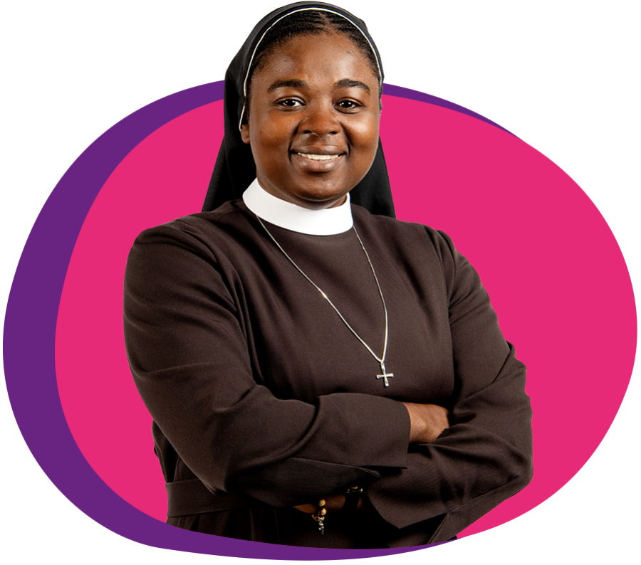 Eine Schwester in Habit verschränkt freundlich die Arme vor der Brust und lächelt in die Kamera.