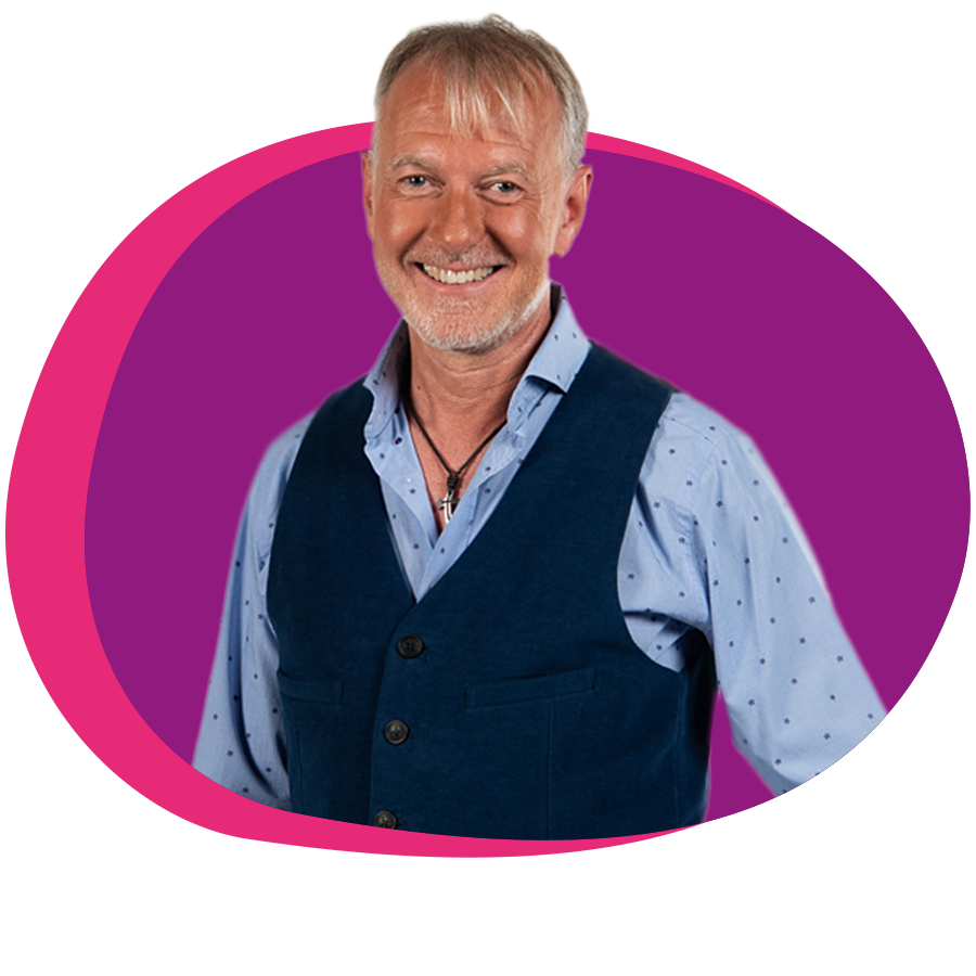 Ein Mann mit blondem Haar und Bart schaut lächelnd in die Kamera. (c) Bistum Trier/Agentur Propeller Ein Mann mit blondem Haar und Bart schaut lächelnd in die Kamera.