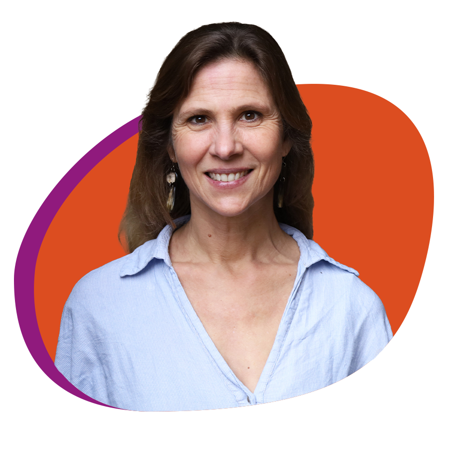 Dame mit schulterlangem, braunem Haar lacht freundlich in die Kamera.