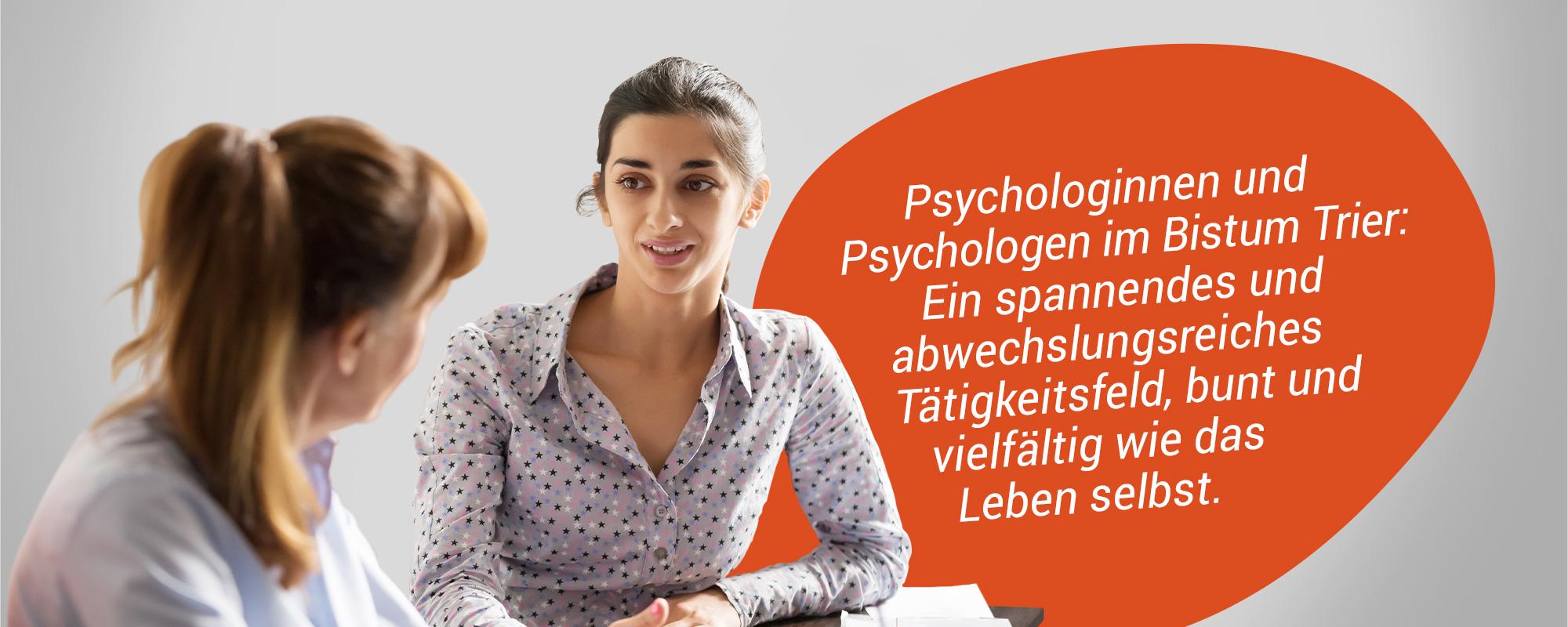 zwei Frauen, die miteinander reden, im Hintergrund eine orangene Sprechblase