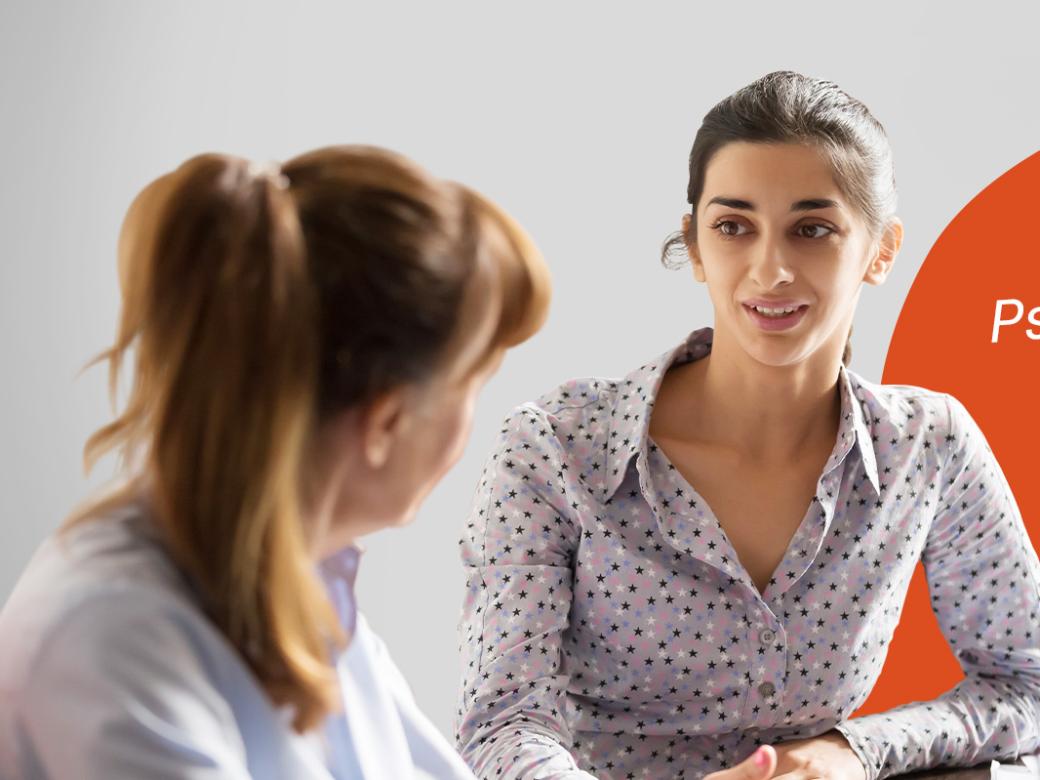 zwei Frauen, die miteinander reden, im Hintergrund eine orangene Sprechblase