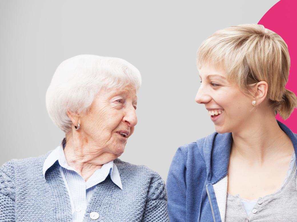 eine junge Frau unterhält sich mit einer alten Dame