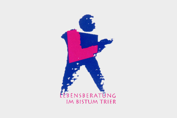 Dunkelblaues Männchen mit einem Pinken L aufgedruckt