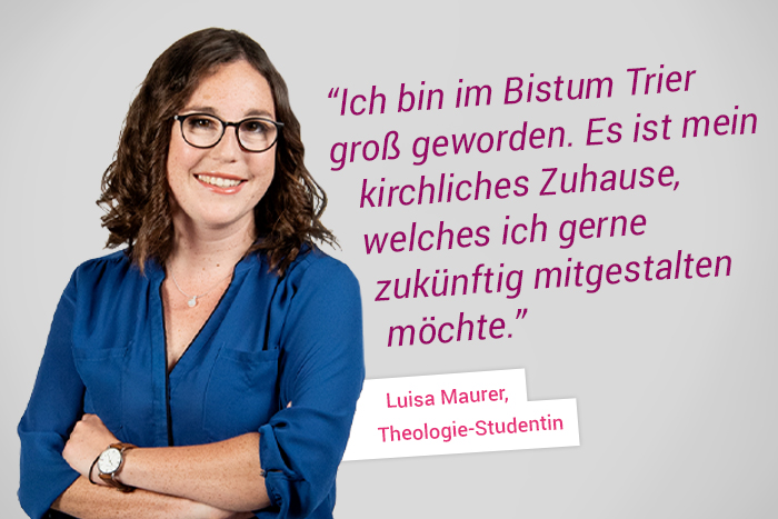 eine junge Frau umgeben von lila Text