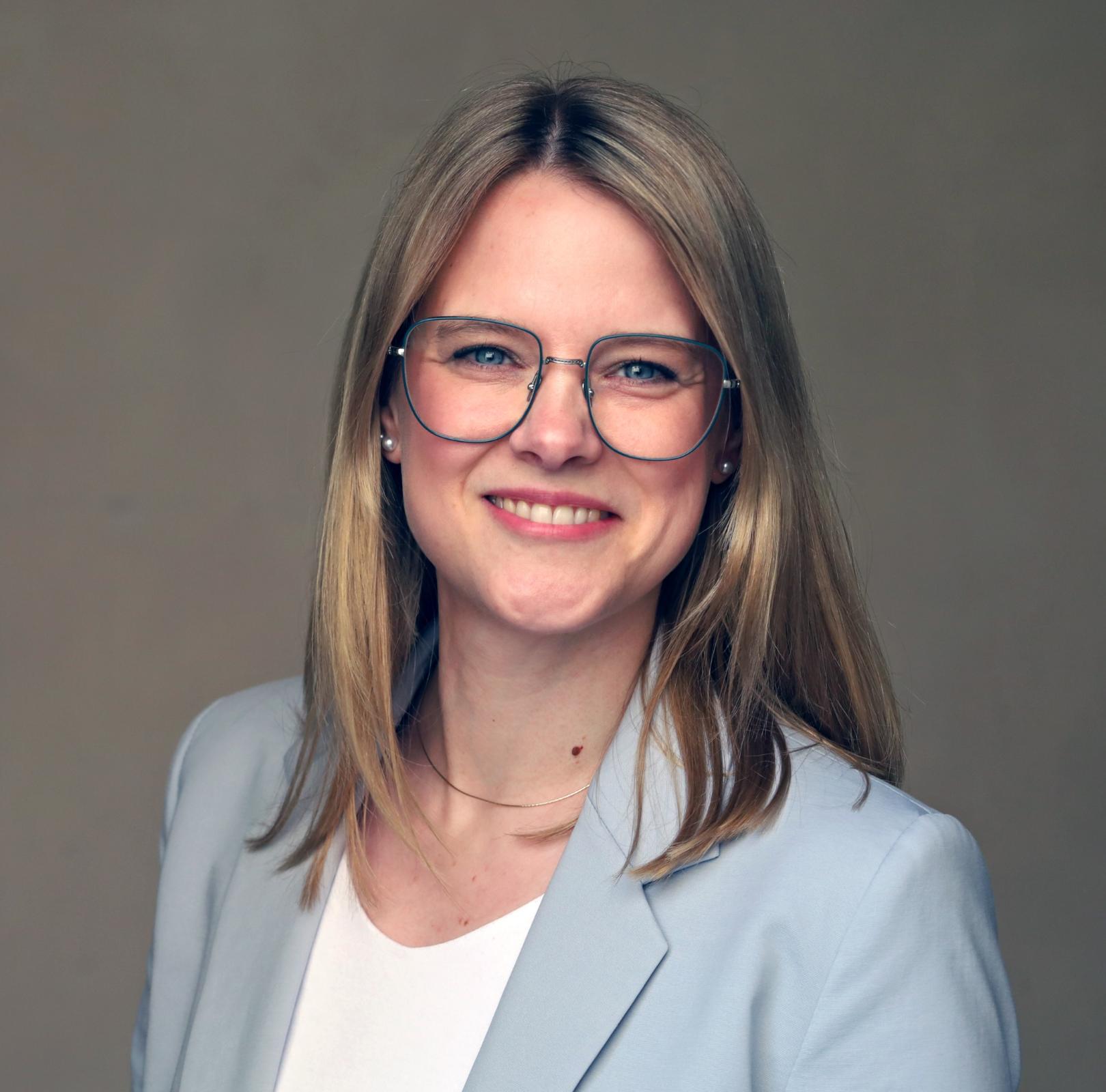 Junge Frau mit Brille und langen blonden Haaren lacht in die Kamera. (c) Bistum Trier/ih Junge Frau mit Brille und langen blonden Haaren lacht in die Kamera.