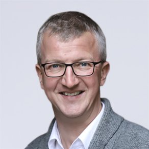 Mann vor einem grau weißen Hintergrund (c) Propeller/ Bistum Trier Mann vor einem grau weißen Hintergrund