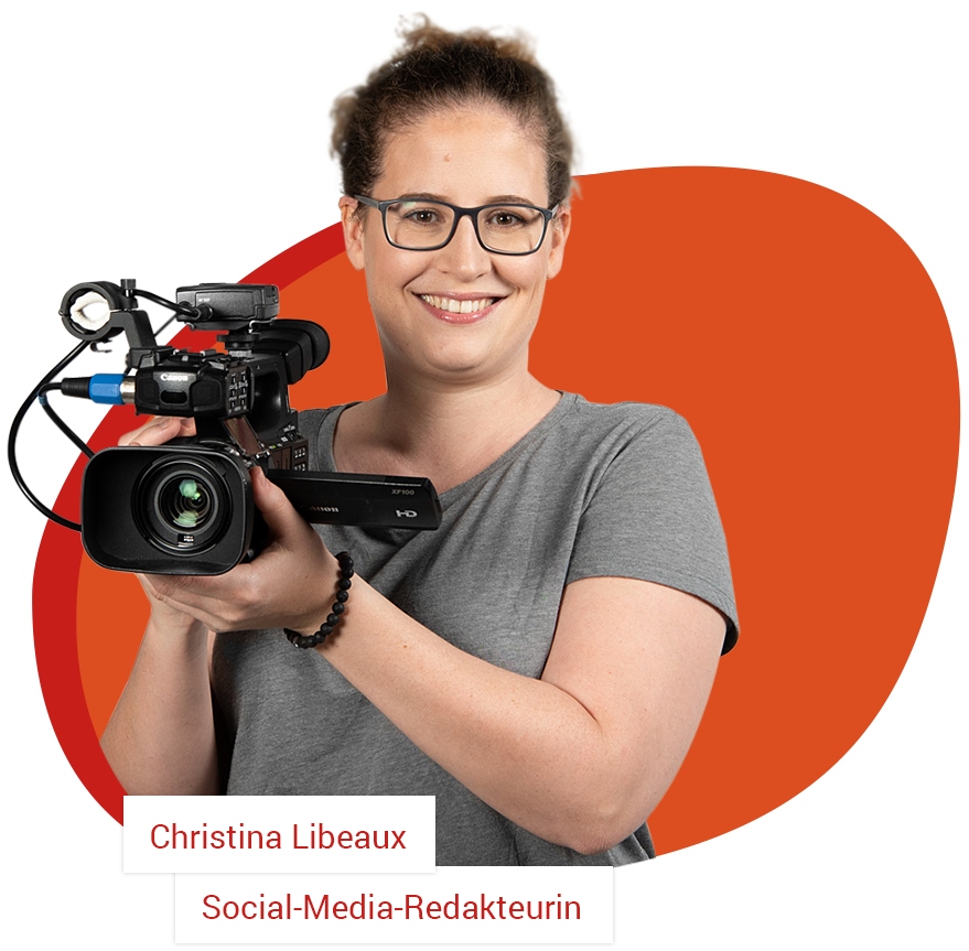 Christina Libeaux (Social-Media-Redakteurin) hällt eine Kamera in der Hand