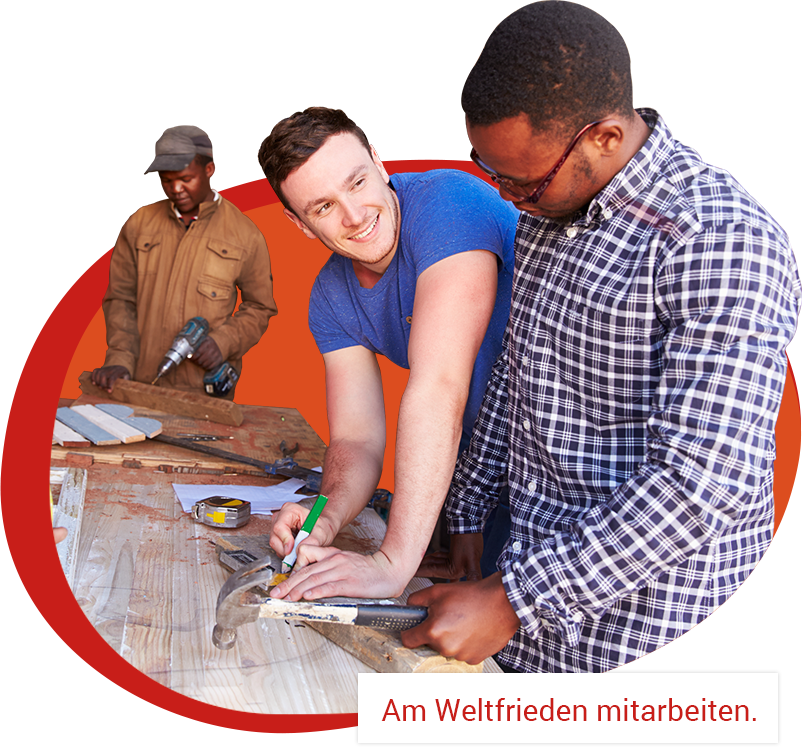 Drei Personen die Holzarbeiten durchführen. Dabei ist eine Person im Hintergrund am schrauben und eine Person erklärt einer anderen etwas