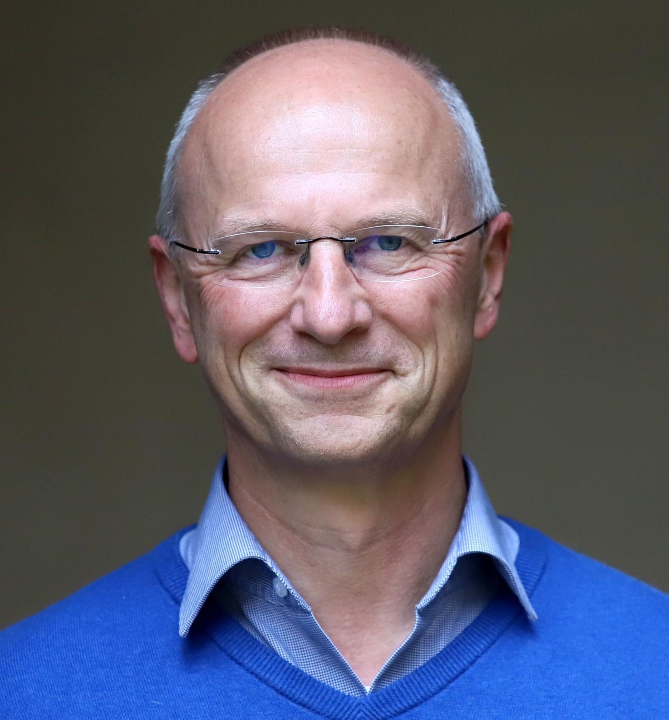 ein Mann vor einem dunklen Hintergrund mit einem blauen Pullover (c) Propeller/ Bistum Trier ein Mann vor einem dunklen Hintergrund mit einem blauen Pullover