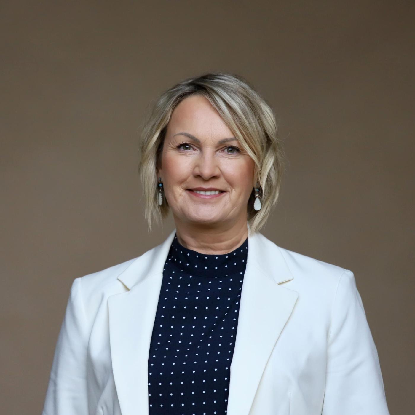 eine Frau vor einem dunklen Hintergrund