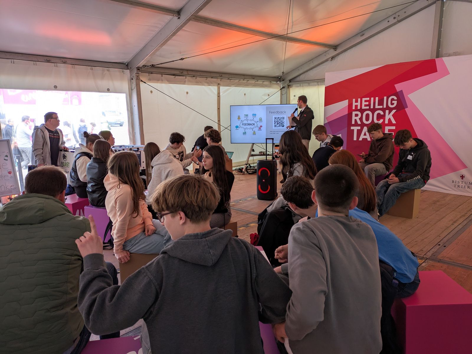 Gesprächsrunde im Meet & Greet Zelt 