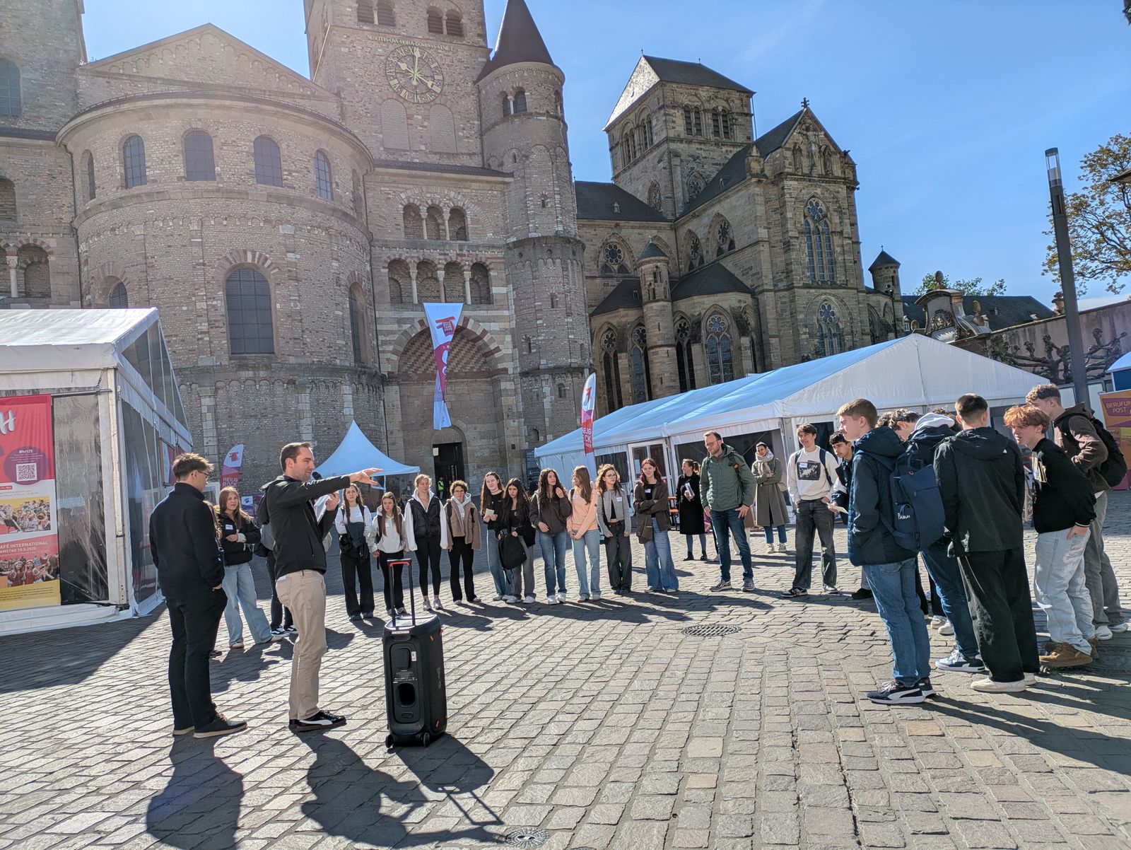 Kennenlernspiel von Schüler*innen vor dem Meet & Greet Zelt