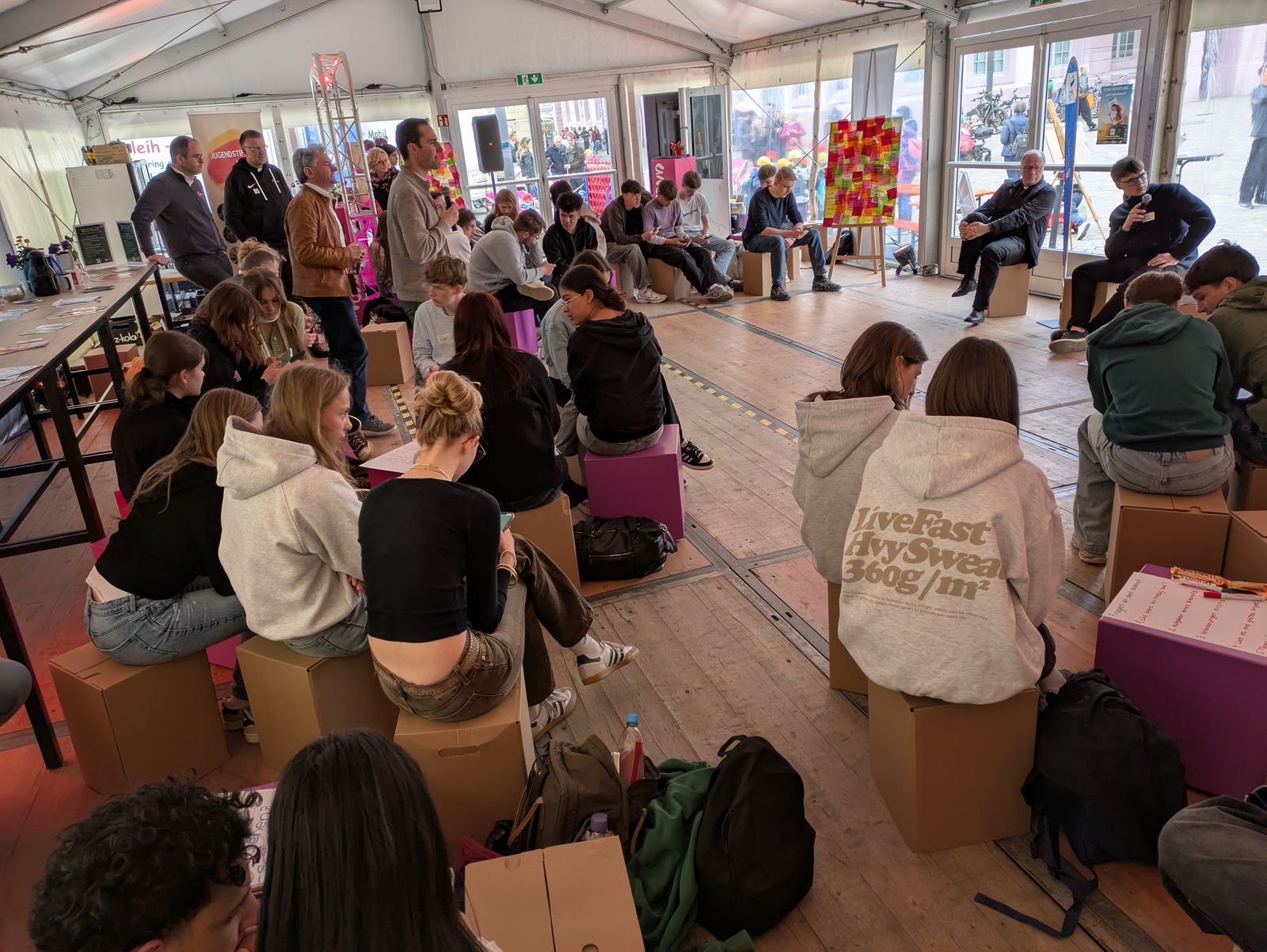Schülergruppe trifft im Meet & Greet Zelt auf den Bischof