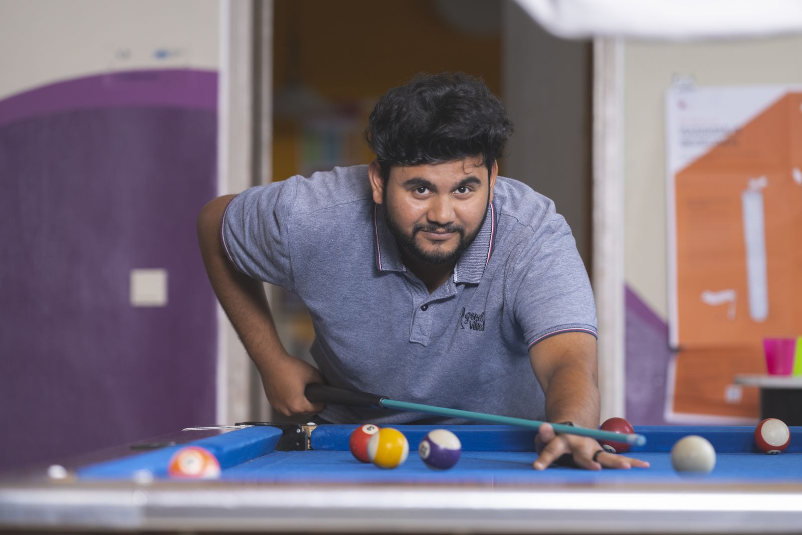 Junger Mann spielt Billard.