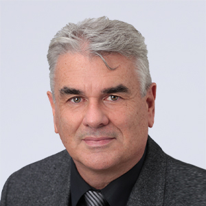 Ein Herr schaut freundlich in die Kamera.